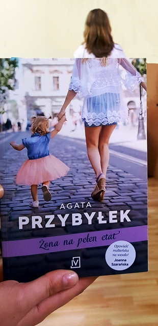 Sleeveface zdjęcie łączące książkę i czytelnika