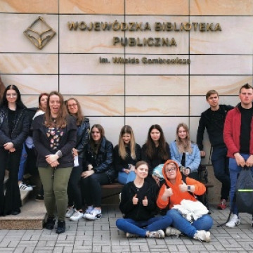 Zdjęcie uczniów pod budynkiem biblioteki