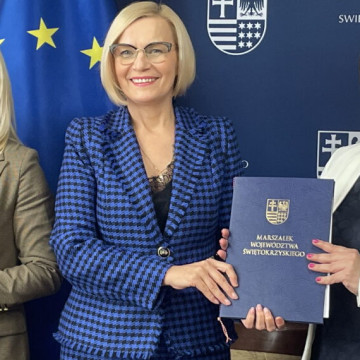 Na zdjęciu (od lewej): Katarzyna Kubicka -dyrektor Departamentu Wdrażania Europejskiego Funduszu Społecznego urzędu marszałkowskiego, Renata Janik - wicemarszałek województwa, Małgorzata Banasik-Rusak - dyrektor Zespołu Szkół Przemysłu Spożywczego. / Fot. Monika Miller - Radio Kielce